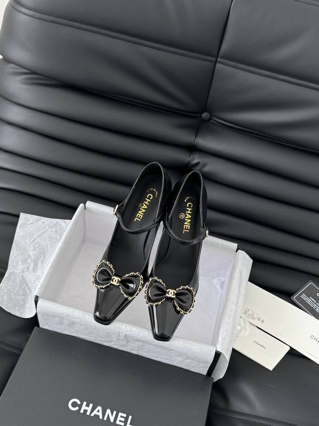 单鞋 短靴 Chanel 小香24A新品蝴蝶结链条系列 原版1:1复刻 经典中的经典 无论搭配裤装还是裙装都是完美 小圆头的设计很好的修饰脚型 小仙女们必备！
