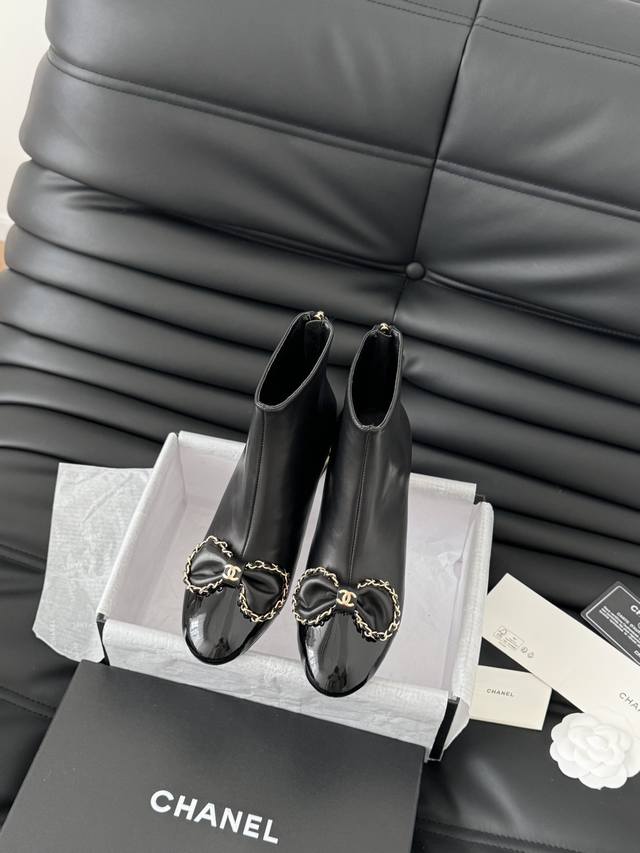 单鞋 短靴 Chanel 小香24A新品蝴蝶结链条系列 原版1:1复刻 经典中的经典 无论搭配裤装还是裙装都是完美 小圆头的设计很好的修饰脚型 小仙女们必备！