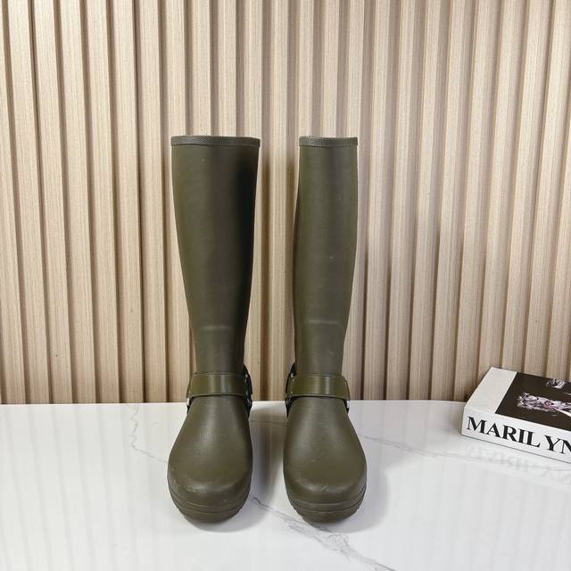 Ss秋冬新款celine雨靴入手一款本季颜值爆表雨靴，国内专柜个位数限量，不是vic完全是拿不到的，我真是太幸运了，真是大爱这雨靴，我太喜欢了，上脚软软糯糯，太