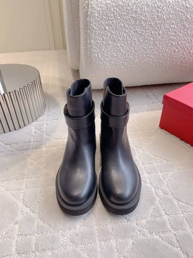 出厂价 Valentin*新款厚底切尔西短靴 挺拔有型 上脚又帅又飒 经典logo装饰 低调又不失精致 鞋底有一定厚度 超显腿长 鞋面原版小牛皮 内里垫脚牛皮