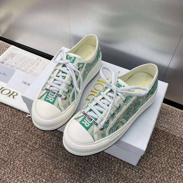 Dior迪奥 Walk'N系列 皮面印花厚底帆布鞋 休闲运动鞋 原版购入开发 做货 这款 Walk'N'Dior 厚底运动鞋是一款时尚单品，提升该系列的格调。O