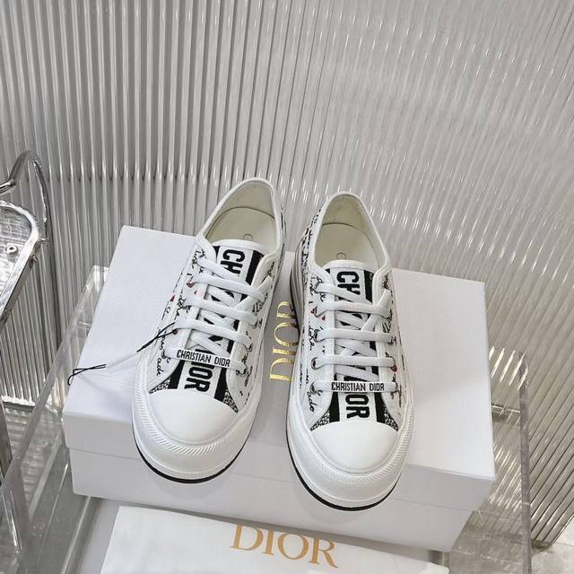 Dior迪奥 Walk'N系列 皮面印花厚底帆布鞋 休闲运动鞋 原版购入开发 做货 这款 Walk'N'Dior 厚底运动鞋是一款时尚单品，提升该系列的格调。O