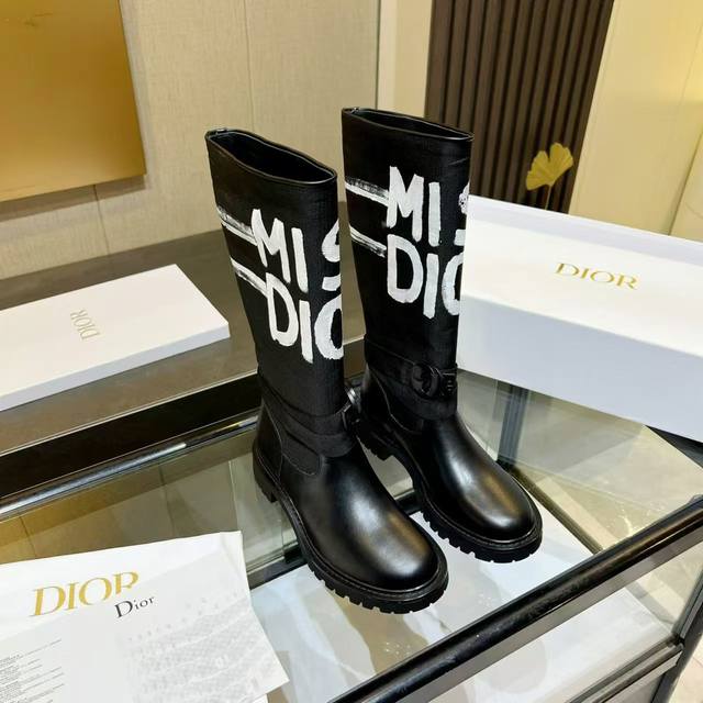 Dior-Major涂鸦 骑士靴 帅气靴子采用别具一格的设计元素打造醒目的外观 采用黑色科技面料和牛皮革打造，可轻松穿脱。从 Dior Book Tote 手袋
