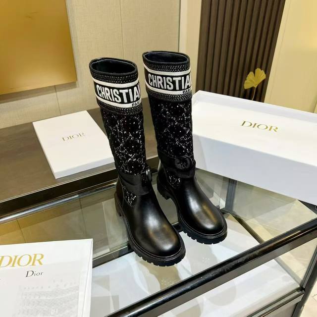 Dior拼色 秋冬新款靴子 高筒 元 Dior 迪奥 Cd 23Ss秋冬最新高定海报款电绣拼色字母logo圆头中筒女靴 那尔那茜同款低跟一脚蹬骑士军靴 原版开发