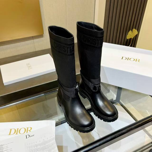 Dior拼色 秋冬新款靴子 高筒 元 Dior 迪奥 Cd 20Ss秋冬最新高定海报款电绣拼色字母logo圆头中筒女靴 那尔那茜同款低跟一脚蹬骑士军靴 原版开发