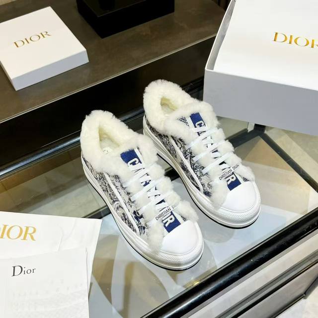 Dior迪奥刺绣厚底毛里休闲鞋 毛鞋 ' 迪奥老花刺绣 羊毛厚底帆布鞋 休闲运动鞋 这款 Walk'N'Dior 厚底运动鞋是一款时尚单品，提升该系列的格调。O