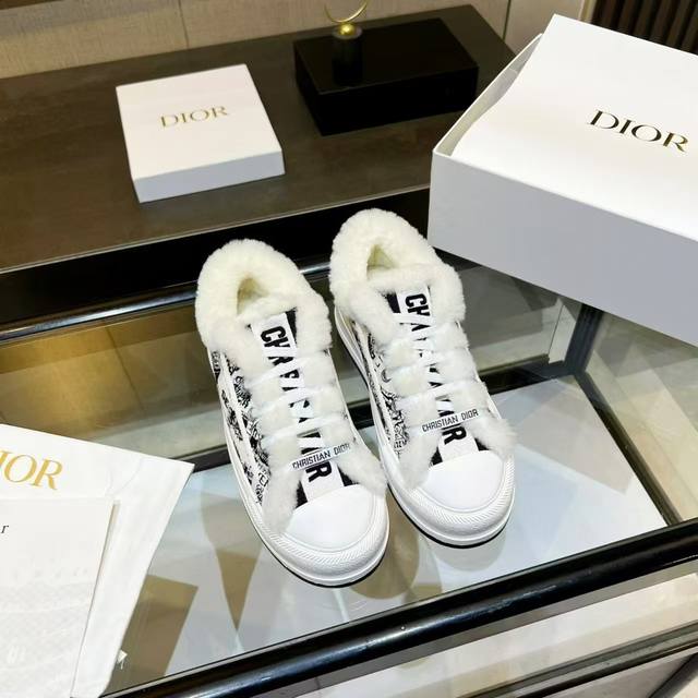 Dior迪奥刺绣厚底毛里休闲鞋 毛鞋 ' 迪奥老花刺绣 羊毛厚底帆布鞋 休闲运动鞋 这款 Walk'N'Dior 厚底运动鞋是一款时尚单品，提升该系列的格调。O