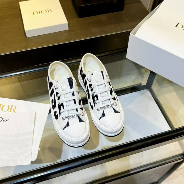 Dior迪奥 Walk'N系列 牛仔刺绣厚底帆布鞋 休闲运动鞋 原版购入开发 做货 这款 Walk'N'Dior 厚底运动鞋是一款时尚单品，提升该系列的格调。O
