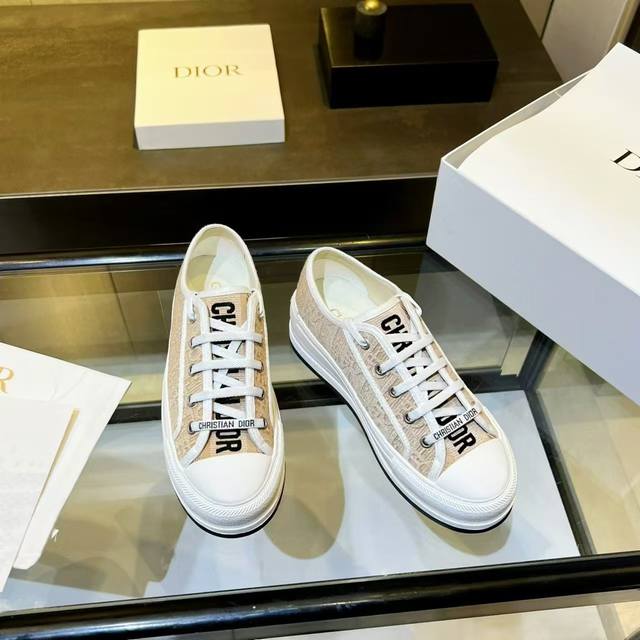 Dior迪奥 Walk'N系列 牛仔刺绣厚底帆布鞋 休闲运动鞋 原版购入开发 做货 这款 Walk'N'Dior 厚底运动鞋是一款时尚单品，提升该系列的格调。O