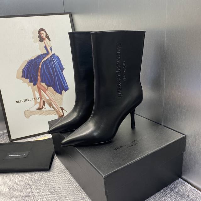 出厂价 顶级品质 Alexand*R Wang 大王秋冬新品短靴 专柜同步发售 原版顶级复刻 款式时髦有范～靴筒logo设计，特别修饰腿型 凸显品牌特色 满满的
