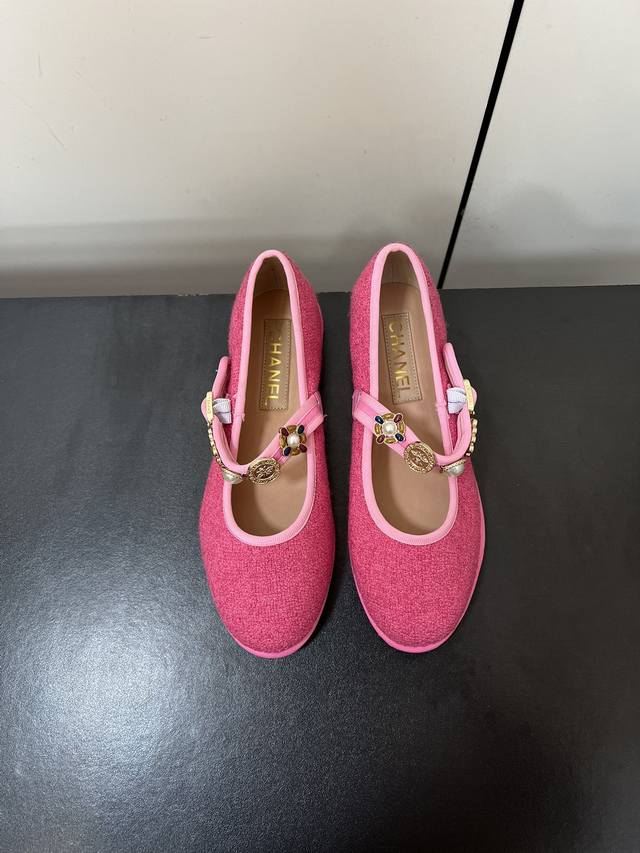 Chanel A高级手工坊鞋履系列 软软的混种绵羊皮和原版花呢 太有质感啦 超舒适平底鞋 玛丽珍鞋个性金属扣装饰 是蜈蚣精们一定不能错过的美鞋 毫不费力就能搭配