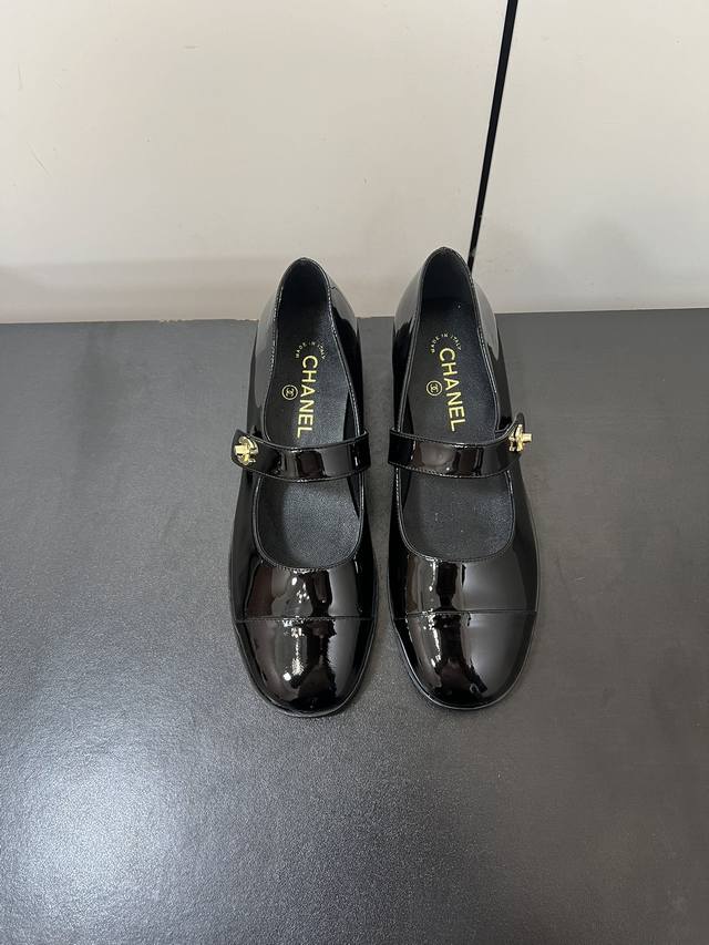 Chanel 小香玛丽珍经典款单鞋 这双小香玛丽珍因为是圆头的上脚特别修饰脚型显得很秀气 穿裤子会很好看懒得搭配了就随便看看吧， 颜色 真的太春天了 鞋面材质：
