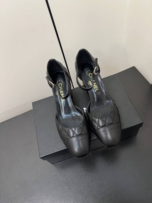 Chanel小香 25Ss 早春新款 菱格纹粗跟玛丽珍单鞋，复古法式优雅感，高级感十足 香奶奶菱格中空玛丽珍凉鞋，最近很火的一双凉鞋！露脚设计直接拉长腿型！很显