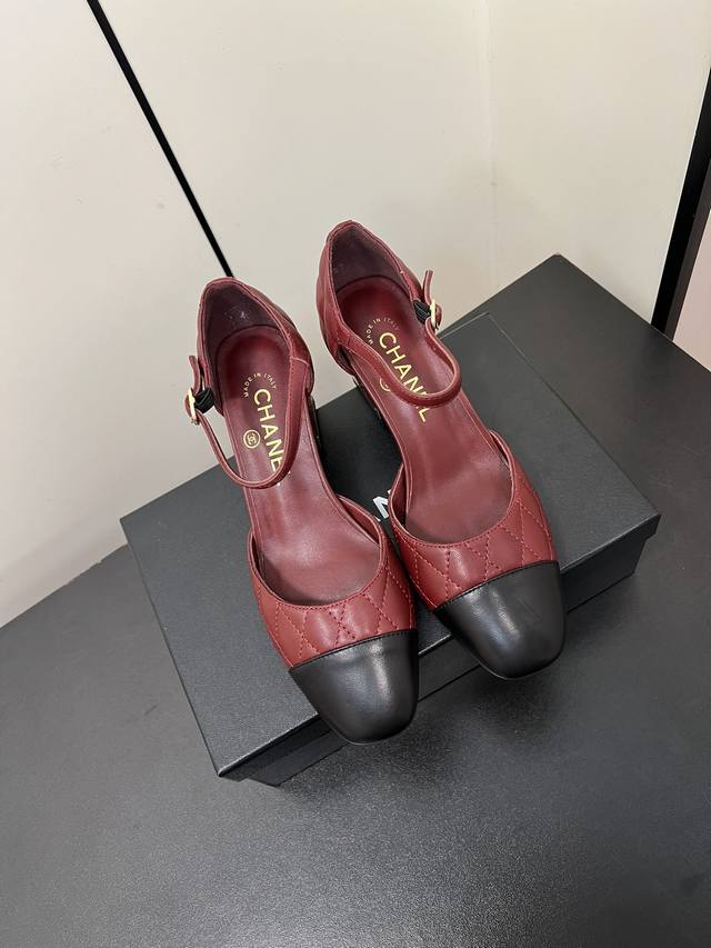 Chanel小香 25Ss 早春新款 菱格纹粗跟玛丽珍单鞋，复古法式优雅感，高级感十足 香奶奶菱格中空玛丽珍凉鞋，最近很火的一双凉鞋！露脚设计直接拉长腿型！很显