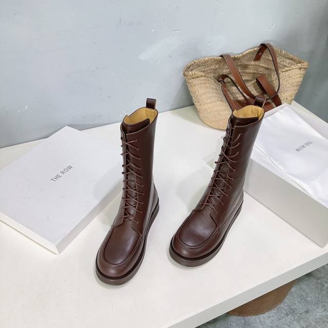高品质出厂 ！小众潮牌the Row24Ss秋冬新款系带马丁靴短靴！马丁靴高级感的正确打开方式。原版1W+购入，重工打造，上脚也是绝对的高级感十足！ 鞋面采用头