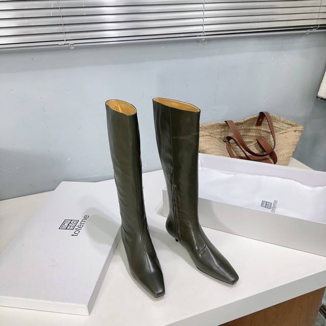 高品质出厂长靴 ！！小众潮牌toteme 24Ss秋冬新款猫跟矮跟切尔西小方头短靴长靴系列！ Toteme在打造高级感这点从来就没输过一双简约干练、低调时髦的靴