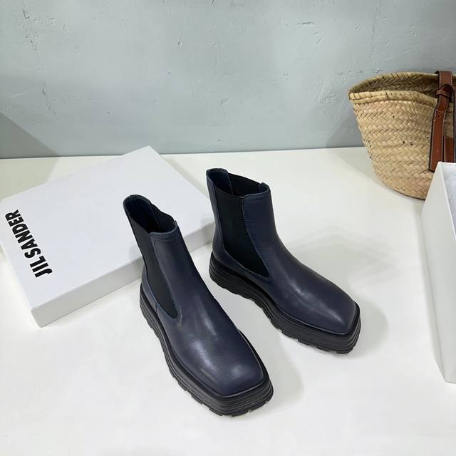 高品质出厂 ！小众潮牌jil Sander吉尔桑达4Ss秋冬一脚蹬松紧带松糕厚底短靴！ 切尔西中靴 中性风 简单帅气 且百搭单品 穿上炒鸡显腿又长直又瘦 斜方型