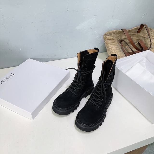 高品质出厂 ！小众潮牌顶级品质！ Jw Anderson 24Ss秋冬潮牌新款松糕厚底马丁靴短靴！英国小众品牌独特而不夸张的设计、不易撞款、每款鞋子都足以引领潮