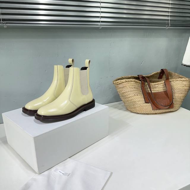 高品质出厂 ！小众潮牌the Row24Ss秋冬新款简易短靴一脚蹬弹力短靴独特简约的高级感，方形鞋头，又酷又潮一定要get到圆头的美不挑任何腿型 超显腿长，百搭