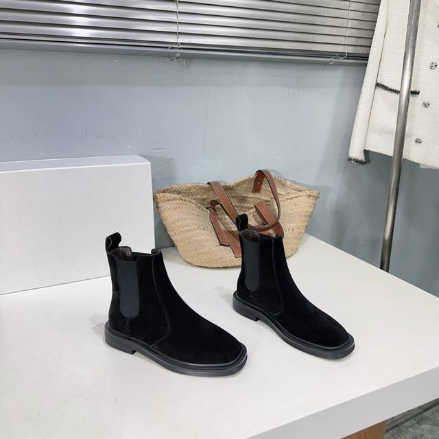 高品质出厂 ！小众潮牌顶级版！ The Row24Ss 秋冬新款切尔西短靴！ 非常简单的设计构想，就让这款切尔西短靴与众不同！The Row真是一个让人叹服的设
