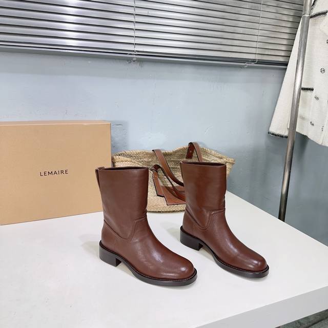 高品质出厂 ！小众潮牌顶级渠道！Lemaire24Ss秋冬方头一脚蹬平跟短靴！ 一双高级又实用的靴子用这种随意又慵懒的方式表达出来，我真的超级喜欢呀，极简随意，