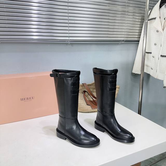 高品质出厂 ！小众潮牌hereu24Ss秋冬新品骑士靴粗跟长靴！一个来自西班牙小众品牌 融合了bv编织风极简风 完美修饰腿型 内里羊皮质超级舒服！圆头设计一下子