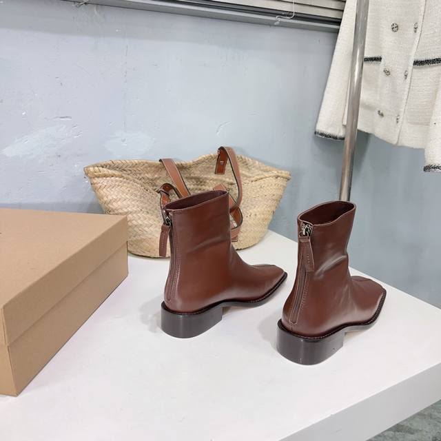 高品质出厂 ！小众潮牌顶级渠道！Lemaire24Ss秋冬方头一脚蹬平跟短靴！ 一双高级又实用的靴子用这种随意又慵懒的方式表达出来，我真的超级喜欢呀，极简随意，