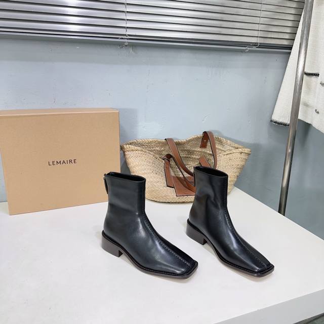 高品质出厂 ！小众潮牌顶级渠道！Lemaire24Ss秋冬方头一脚蹬平跟短靴！ 一双高级又实用的靴子用这种随意又慵懒的方式表达出来，我真的超级喜欢呀，极简随意，