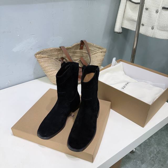 高品质出厂 ！小众潮牌顶级渠道！Lemaire24Ss秋冬方头一脚蹬平跟短靴！ 一双高级又实用的靴子用这种随意又慵懒的方式表达出来，我真的超级喜欢呀，极简随意，