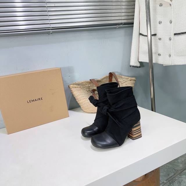 高品质出厂 ！小众潮牌独家代购级别 Lemaire 秋冬粗跟蝴蝶结帆布简约高级短靴！ 这双热度直接爆炸啦 太好看的一双啦！极简随意，低调有品，处处散发着迷人的气