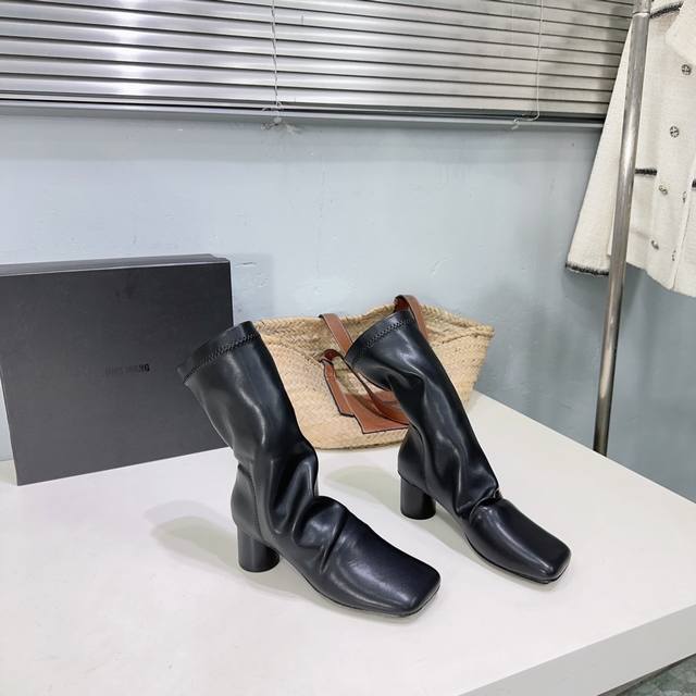 高品质出厂 ！小众潮牌uma Wang24Ss秋冬新款弹力圆跟短靴倒靴！暗黑系列！东方美学创造者！追崇文艺生活方式品味优雅知性新主义！以最原始纯粹的情绪表达最新