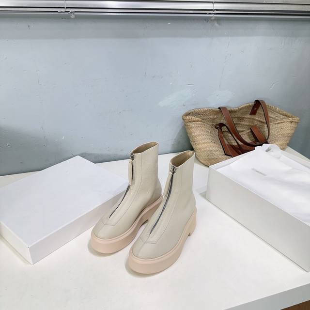 高品质出厂 ！小众潮牌the Row Ss秋冬经典松糕厚底刘雯同款前拉链短靴原版购入一比一套楦开发！超多明星博主示范前拉链设计，简约时髦，穿脱超级方便，而且脚背