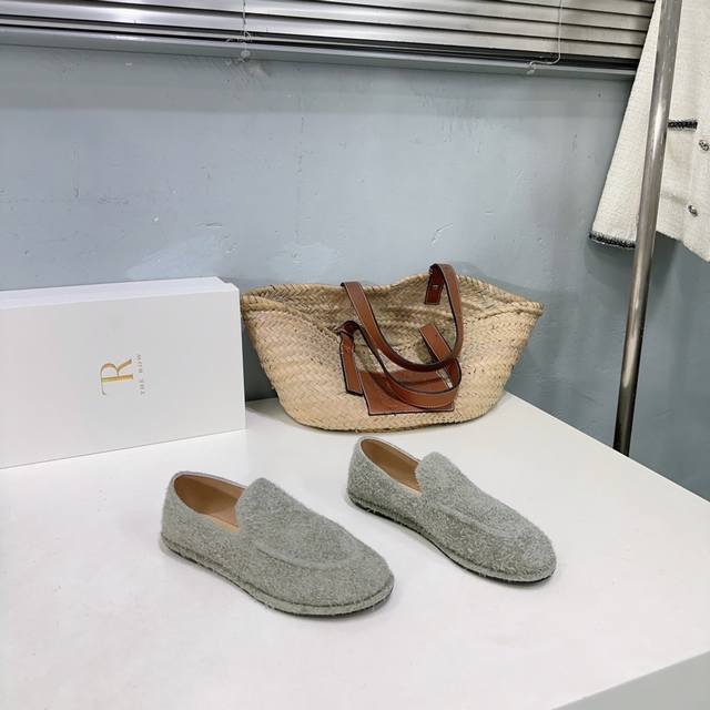 高品质出厂 ！The Row “Canal” 24秋冬新色乐福鞋套包单鞋简约百搭款！套包奶奶鞋！ 第一眼看到这个鞋子就爱上了，带点复古味随意搭配都好看！各大网红