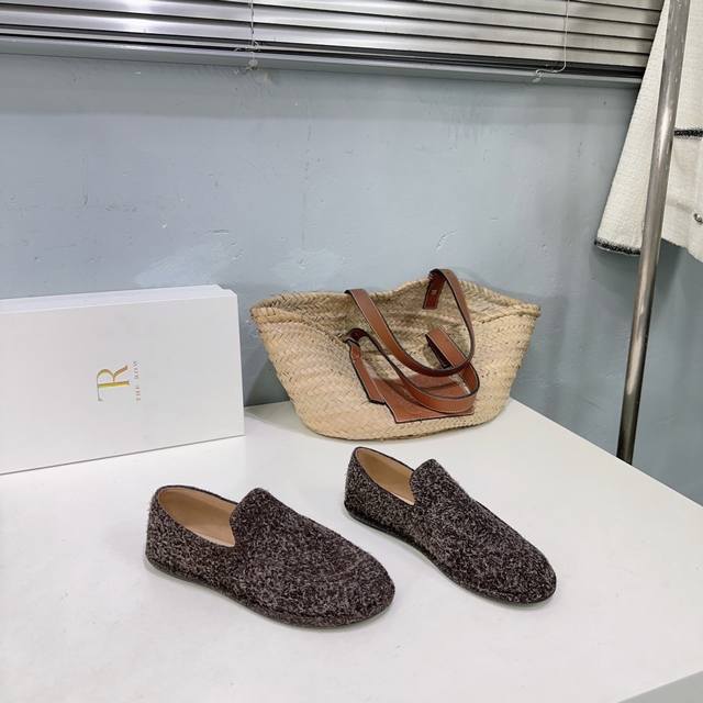 高品质出厂 ！The Row “Canal” 24秋冬新色乐福鞋套包单鞋简约百搭款！套包奶奶鞋！ 第一眼看到这个鞋子就爱上了，带点复古味随意搭配都好看！各大网红
