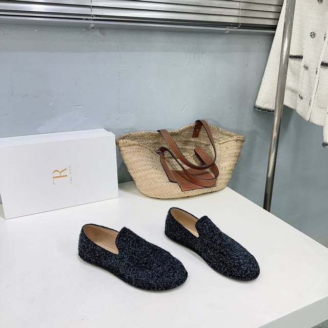 高品质出厂 ！The Row “Canal” 24秋冬新色乐福鞋套包单鞋简约百搭款！套包奶奶鞋！ 第一眼看到这个鞋子就爱上了，带点复古味随意搭配都好看！各大网红