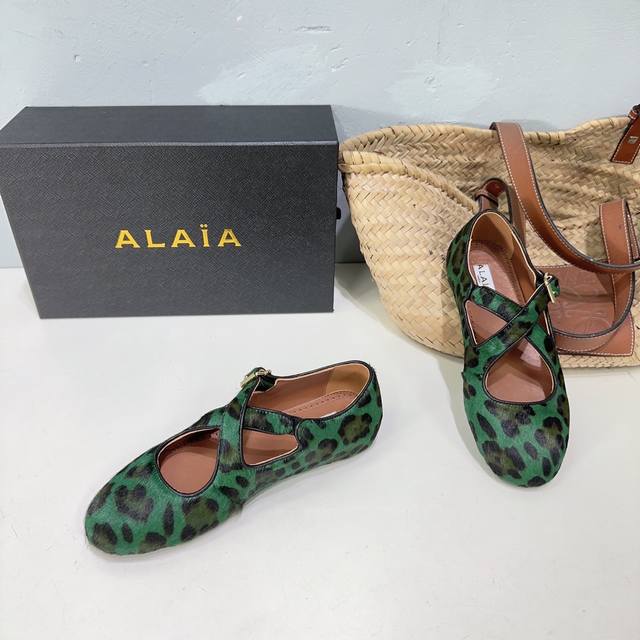 高品质出厂 ！Alai*阿莱亚复古玛丽珍鞋芭蕾舞鞋！满满的少女风、既摩登又复古的味道！非常的简约大气 不管是半身裙、连衣裙还是牛仔裤、它都能成为点睛之笔！法国高