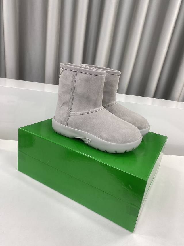 Bv葆碟家秋冬新款雪地靴 呆萌的造型，这也太可爱了吧简约的线条又非常的百搭。羊毛材质，上脚舒适保暖，集颜值与舒适保暖为一体，冬季必备相信你一定会爱上它 鞋面：牛