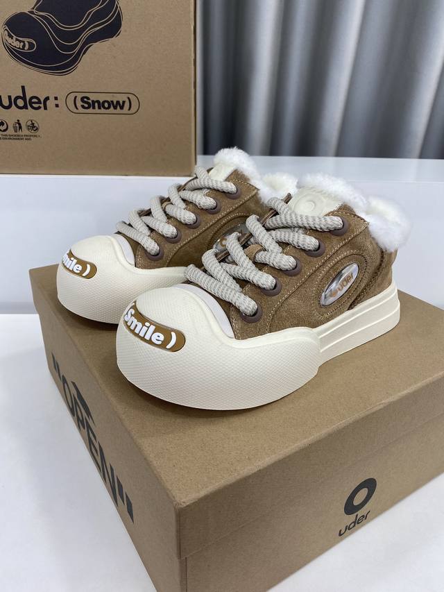 Ouder 24Ss 秋冬新款 大头开口笑 萌丑鞋 此品牌以丑萌膨胀设计风格备受关注，品牌旨在为当代男女打造年轻 潮流 时髦 不一样的美。新开口笑鞋面采用膨胀及