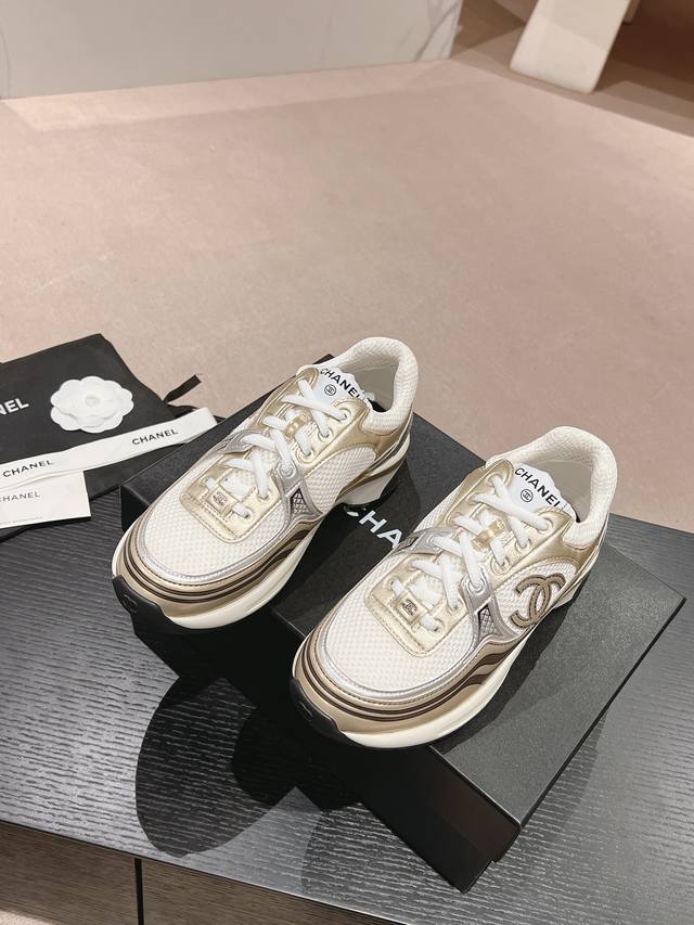 现货发售 * 23大爆款！ 专柜 正品级 版本！！ 鞋面:金属色皮 镀膜网面 内里:原版网面 垫脚:Zp高弹垫脚 大底:Tpu 官方目录： 码数：35-39 3