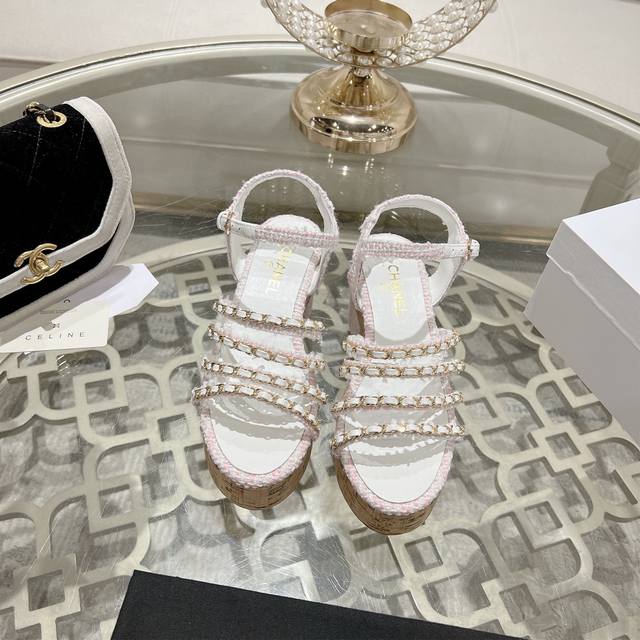 Chanel 小香 最新走秀时装 水钻链条装饰 高跟鞋 顶级品质！ 精确到1：1 轻奢而不累脚、上脚可随意搭配春夏的服饰、更加彰显质感和品味、简约中带奢华的外观