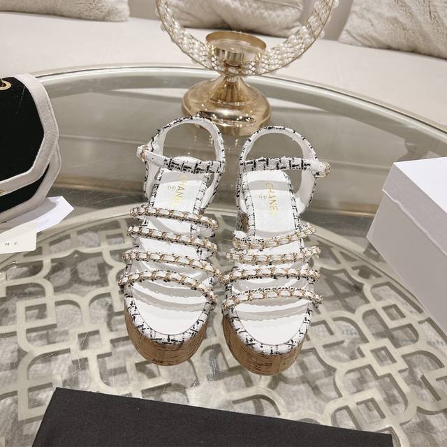 Chanel 小香 最新走秀时装 水钻链条装饰 高跟鞋 顶级品质！ 精确到1：1 轻奢而不累脚、上脚可随意搭配春夏的服饰、更加彰显质感和品味、简约中带奢华的外观