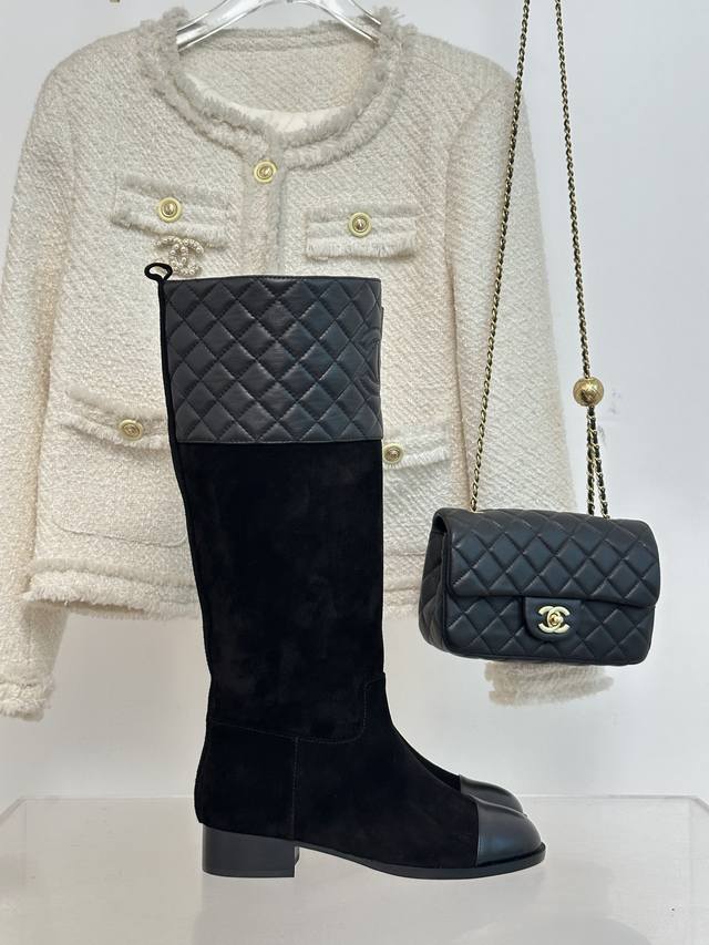 厂价 Chane* ｜小香23S秋冬新品 巴黎走秀款菱格粗跟靴子系列 鞋柜里常青的系列单品 一般碰到这个类型的靴子可以多入哦～ 具有名媛气质 又带着一丝不经意的