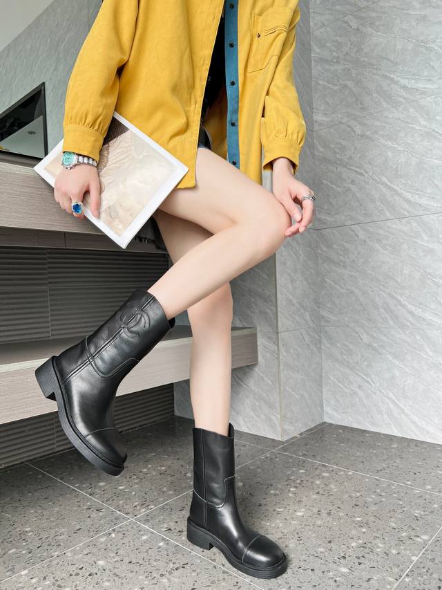 出厂价：350 Chanel 香奈儿 顶级专柜 官网同步 秋冬新款 香奈儿经典珠 小红书推荐 热搜新款 明星同款 原版开模 代购版本 头层牛皮 牛皮内里 橡胶成