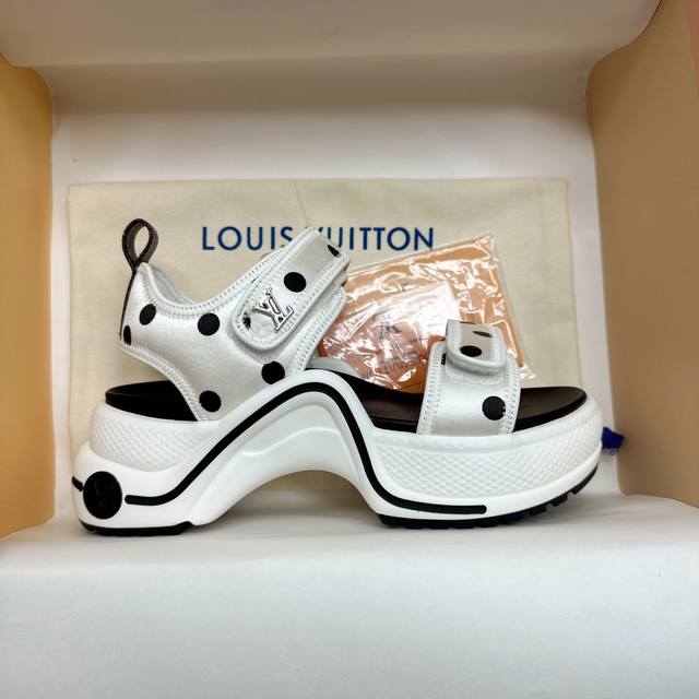 出厂价 顶级 路易威登 Louis Vuitton 驴牌lv Archlight 春夏凉鞋爱了爱了增高又显瘦，上脚超酷，至少增高5Cm 黑白配色又特别百搭，搭配
