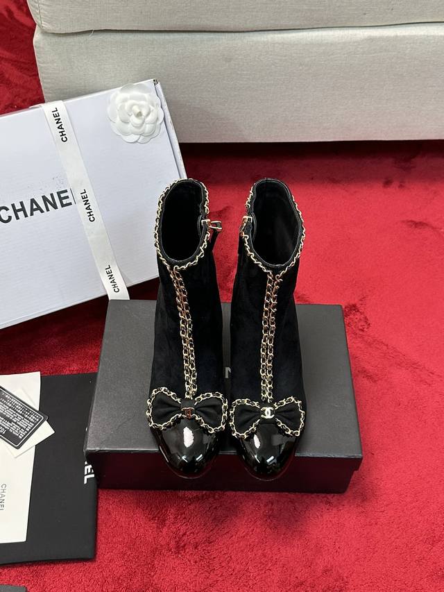 厂价 Chane*｜小香24P链条蝴蝶结粗跟短靴 本季王炸神款香家经典蝴蝶结链条元素，时髦感十足的单品！造型立体饱满，帅气十足！谁穿谁爱上！真的值得入手！ 面料