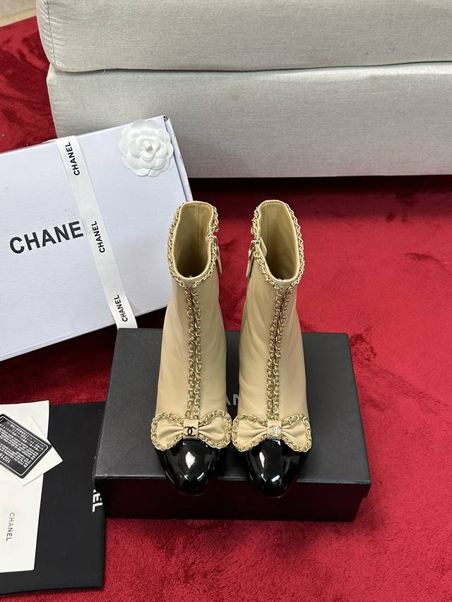 厂价 Chane*｜小香24P链条蝴蝶结粗跟短靴 本季王炸神款香家经典蝴蝶结链条元素，时髦感十足的单品！造型立体饱满，帅气十足！谁穿谁爱上！真的值得入手！ 面料