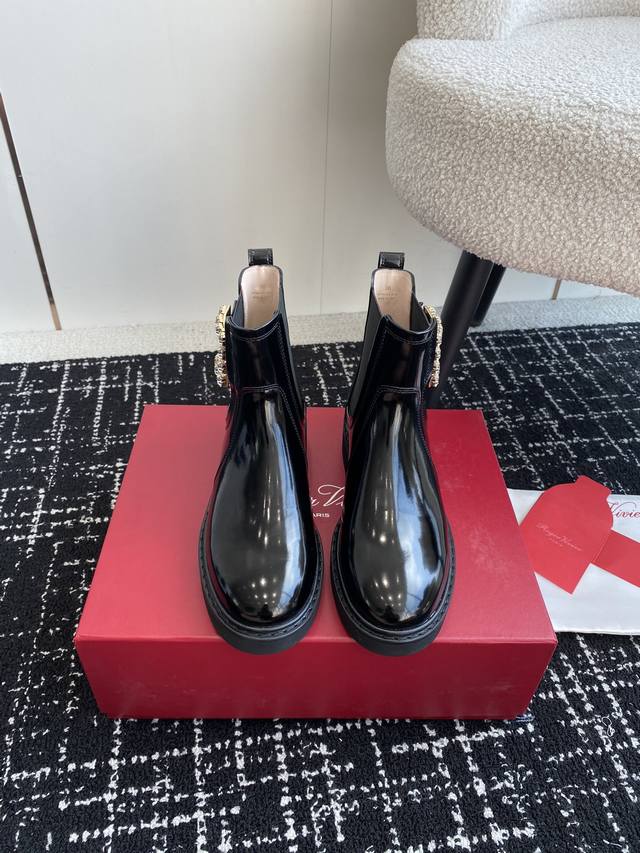 代购级 Roger Vivier 24Ss 秋冬新款 钻扣牛皮 一脚蹬 松紧 马丁靴 新款viv Run系列方钻切尔西松糕底靴顶级上新 这款火爆时尚圈的rv钻扣
