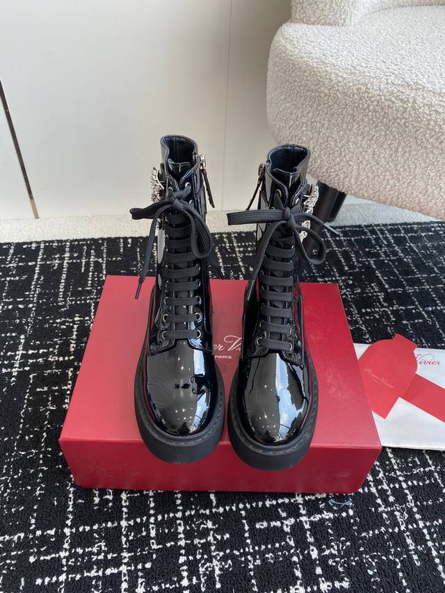 代购级 Roger Vivier 24Ss 秋冬新款 钻扣牛皮绑带马丁靴 新款viv Run系列方钻切尔西松糕底靴顶级上新 这款火爆时尚圈的rv钻扣靴 微博 小