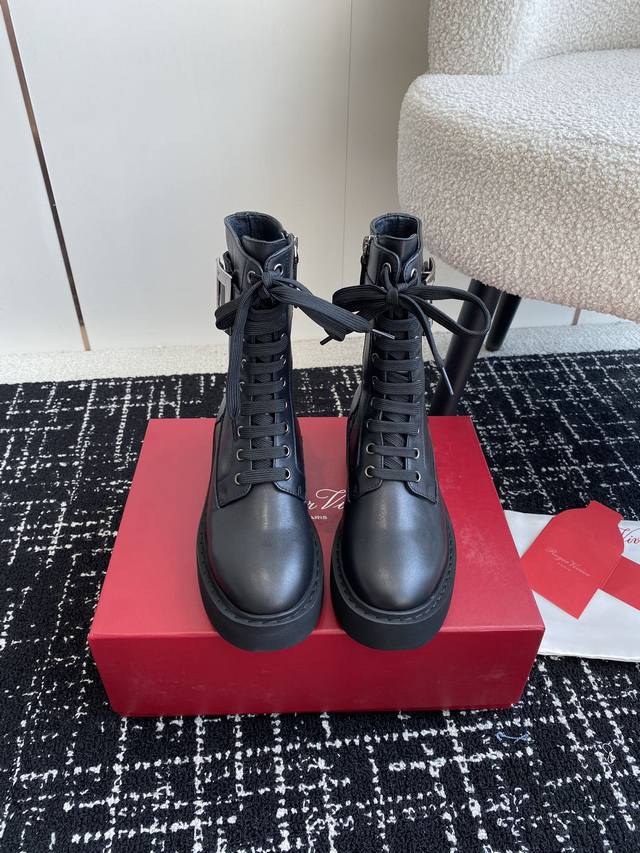 代购级 Roger Vivier 24Ss 秋冬新款 钻扣牛皮绑带马丁靴 新款viv Run系列方钻切尔西松糕底靴顶级上新 这款火爆时尚圈的rv钻扣靴 微博 小