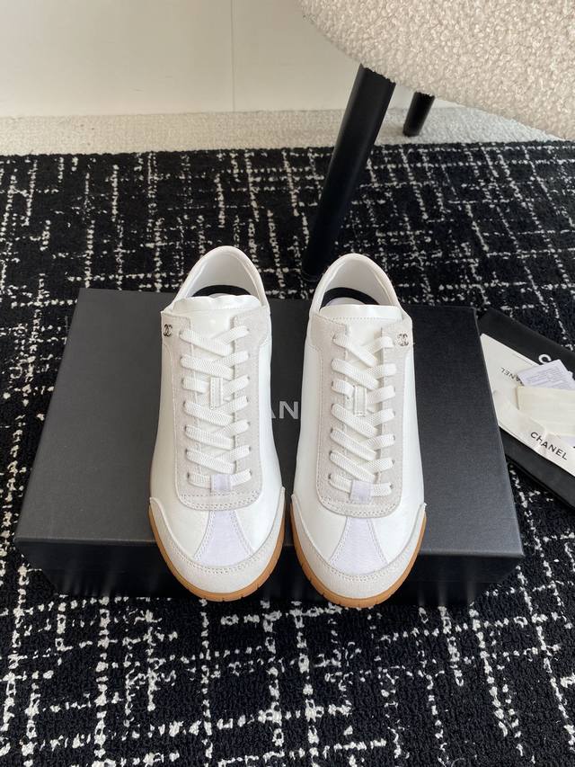代购级 Chanel 香奈儿最新 24Ss 休闲德训鞋 这双鞋舒服到 大马路逛街暴走一整天都不会累 脚感好炸裂的鞋 好穿又好看 软糯高级 鞋面材质:牛皮 麂皮